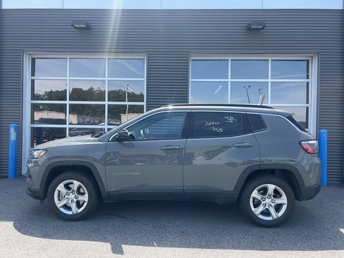 Used 2024 Jeep Compass Latitude AWD/4WD image 2