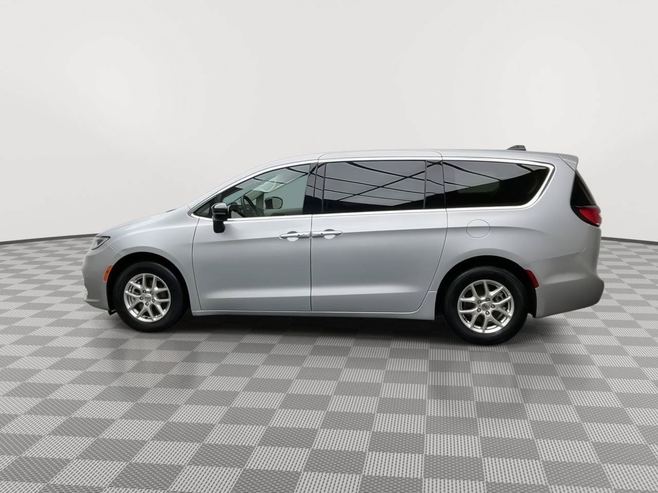 Used 2024 Chrysler Pacifica Touring-L FWD image 35