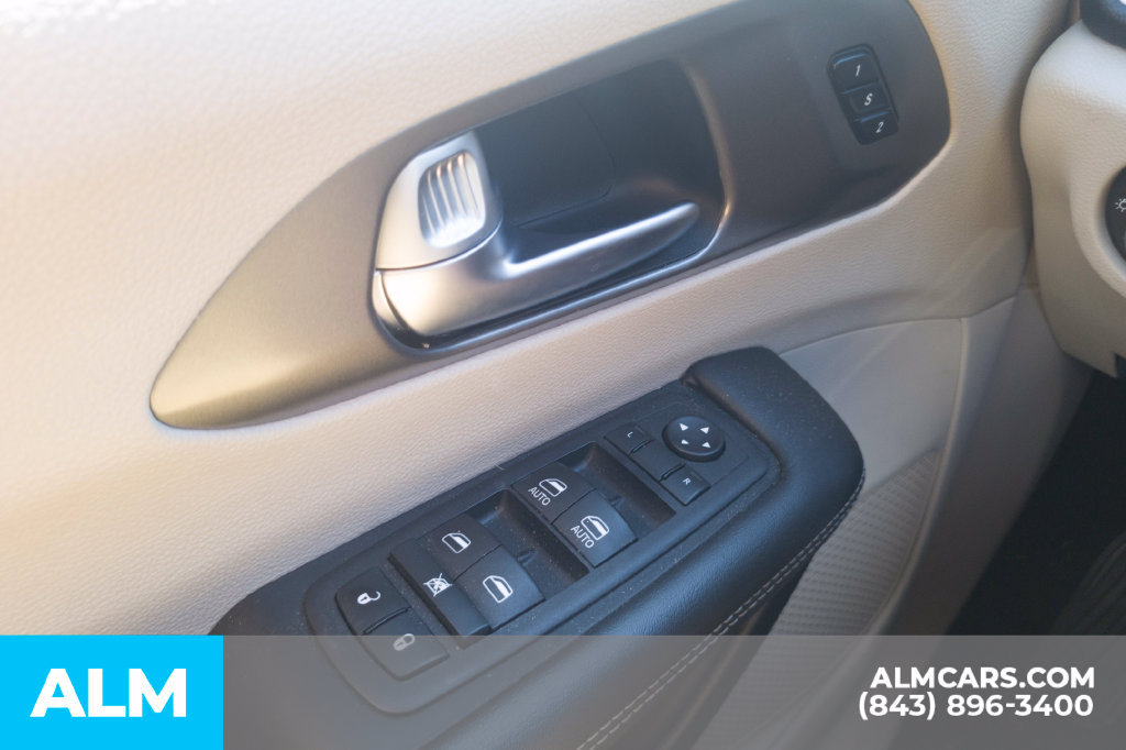Used 2023 Chrysler Pacifica Touring-L FWD image 14