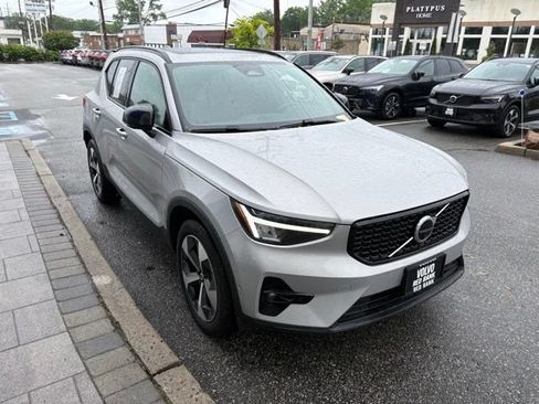 Used 2025 Volvo XC40 B5 Plus AWD/4WD image 7