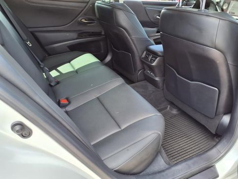 Used 2024 Lexus ES 250 w/ Premium Package image 9
