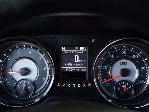 Used 2014 Chrysler Town & Country Touring-L FWD image 27