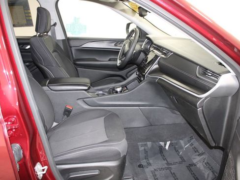 Used 2023 Jeep Grand Cherokee L Laredo image 27