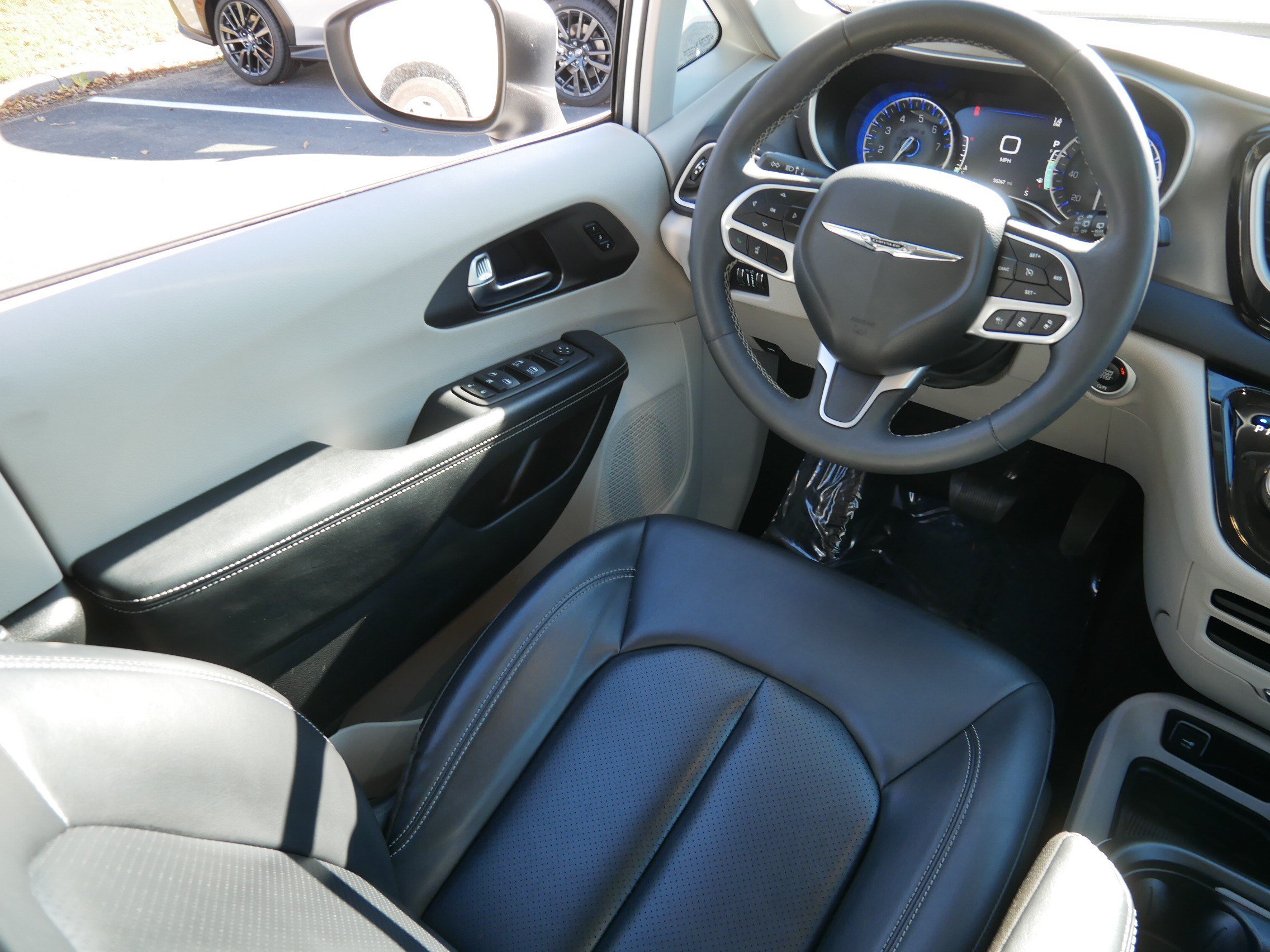 Used 2023 Chrysler Pacifica Touring-L FWD image 9