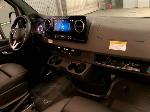 Used 2021 Mercedes-Benz Sprinter 2500 image 10