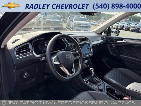 Used 2024 Volkswagen Tiguan SE w/ Panoramic Sunroof Package AWD/4WD image 7