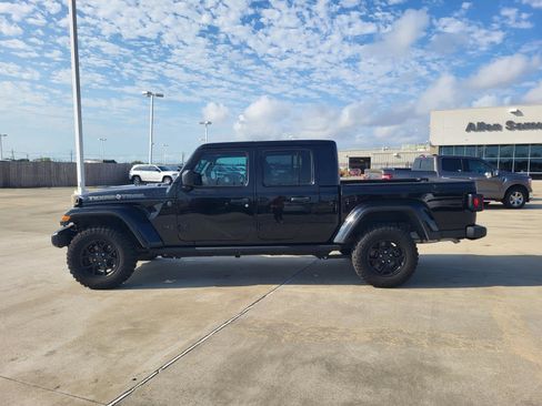 Used 2024 Jeep Gladiator Sport image 2