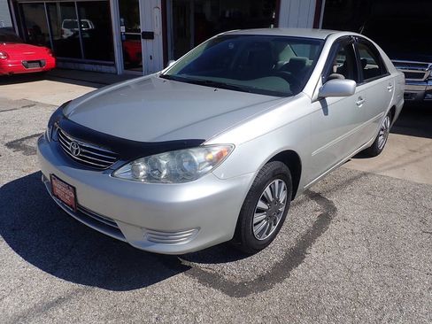Used 2005 Toyota Camry SE image 2