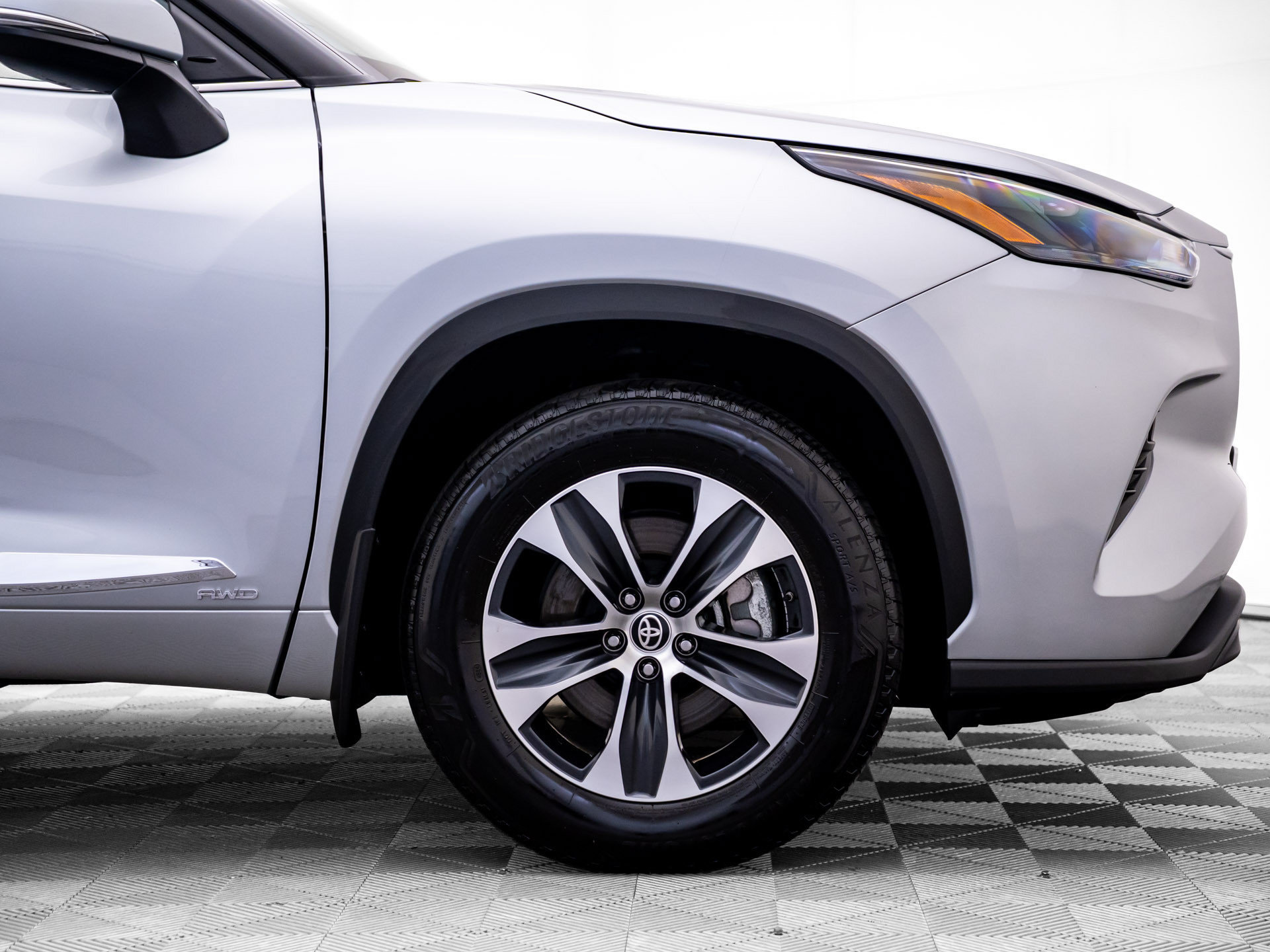 Used 2025 Toyota Highlander XLE AWD/4WD image 37