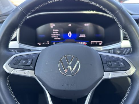 Certified 2025 Volkswagen Taos SE image 10