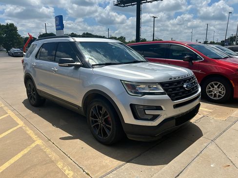 Used 2017 Ford Explorer XLT w/ Equipment Group 202A AWD/4WD image 2