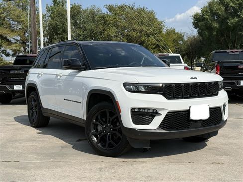 Used 2025 Jeep Grand Cherokee Limited w/ Trailer Tow Package AWD/4WD image 2