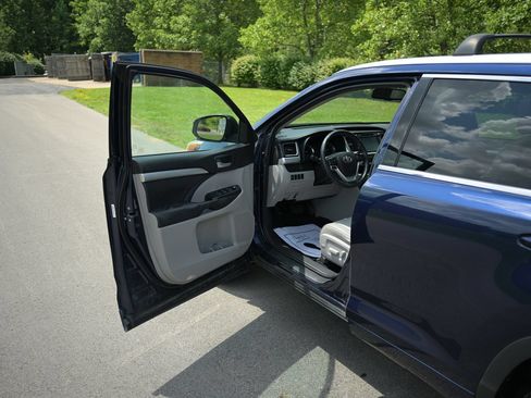 Used 2015 Toyota Highlander XLE AWD/4WD image 27