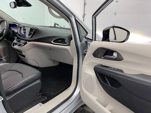 Used 2024 Chrysler Pacifica Touring-L FWD image 31