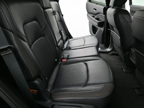 Used 2025 Nissan Pathfinder SL AWD/4WD image 8