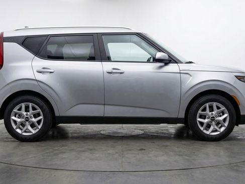 Used 2025 Kia Soul LX w/ LX Technology Package FWD image 11