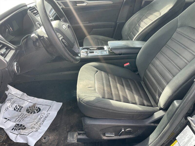 Used 2018 Ford Fusion SE w/ Fusion SE Technology Package FWD image 3
