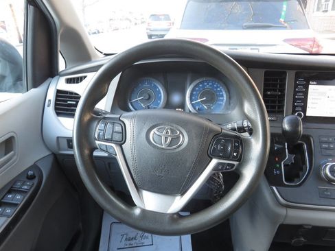 Used 2020 Toyota Sienna L image 14
