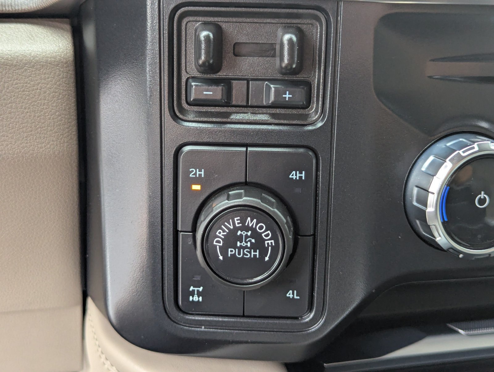 Certified 2026 Ford F250 Platinum w/ Platinum Plus Package AWD/4WD image 38