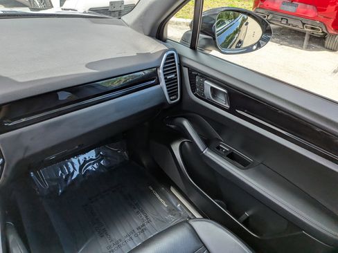 Used 2023 Porsche Cayenne AWD/4WD image 18