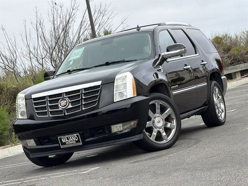 Used 2014 Cadillac Escalade Luxury RWD image 1