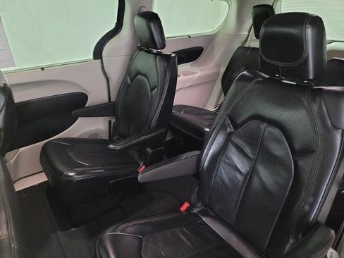 Used 2018 Chrysler Pacifica Touring-L image 50