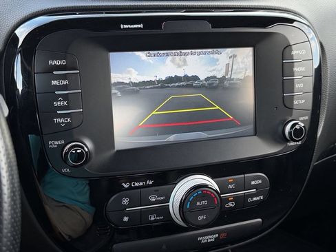 Used 2019 Kia Soul ! FWD image 23