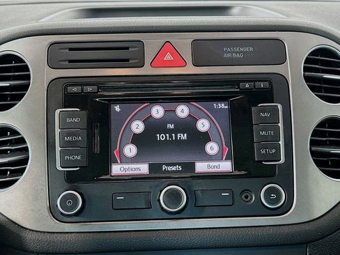 Used 2011 Volkswagen Tiguan SE image 13