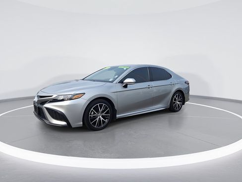 Used 2024 Toyota Camry SE FWD image 5