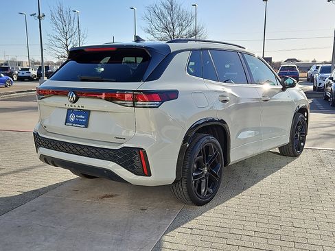 Certified 2025 Volkswagen Tiguan SE R-Line image 3