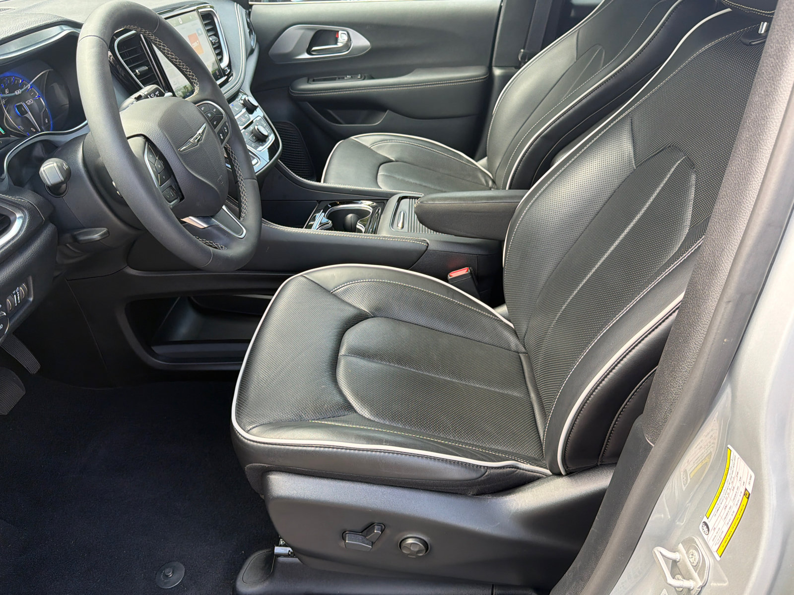 Used 2026 Chrysler Pacifica Limited FWD image 3
