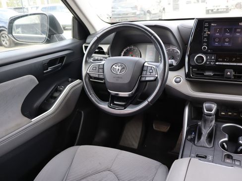 Used 2021 Toyota Highlander LE image 12
