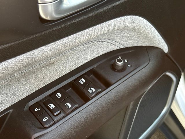 Used 2024 Jeep Compass Latitude AWD/4WD image 16