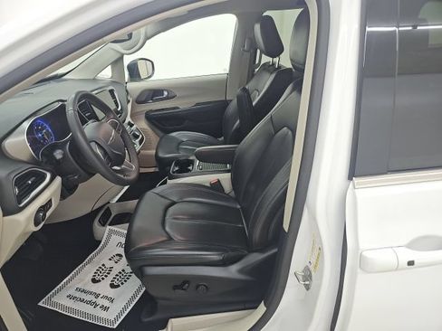 Used 2023 Chrysler Pacifica Touring-L FWD image 2