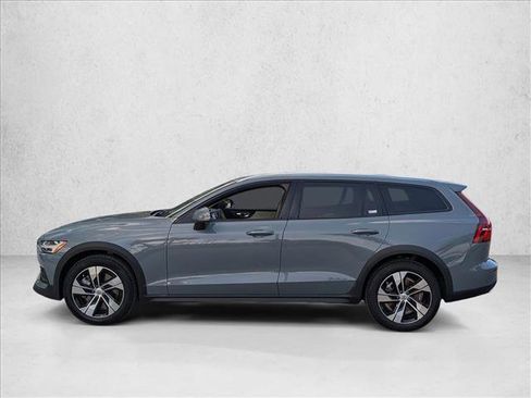 Used 2022 Volvo V60 T5 Cross Country image 9