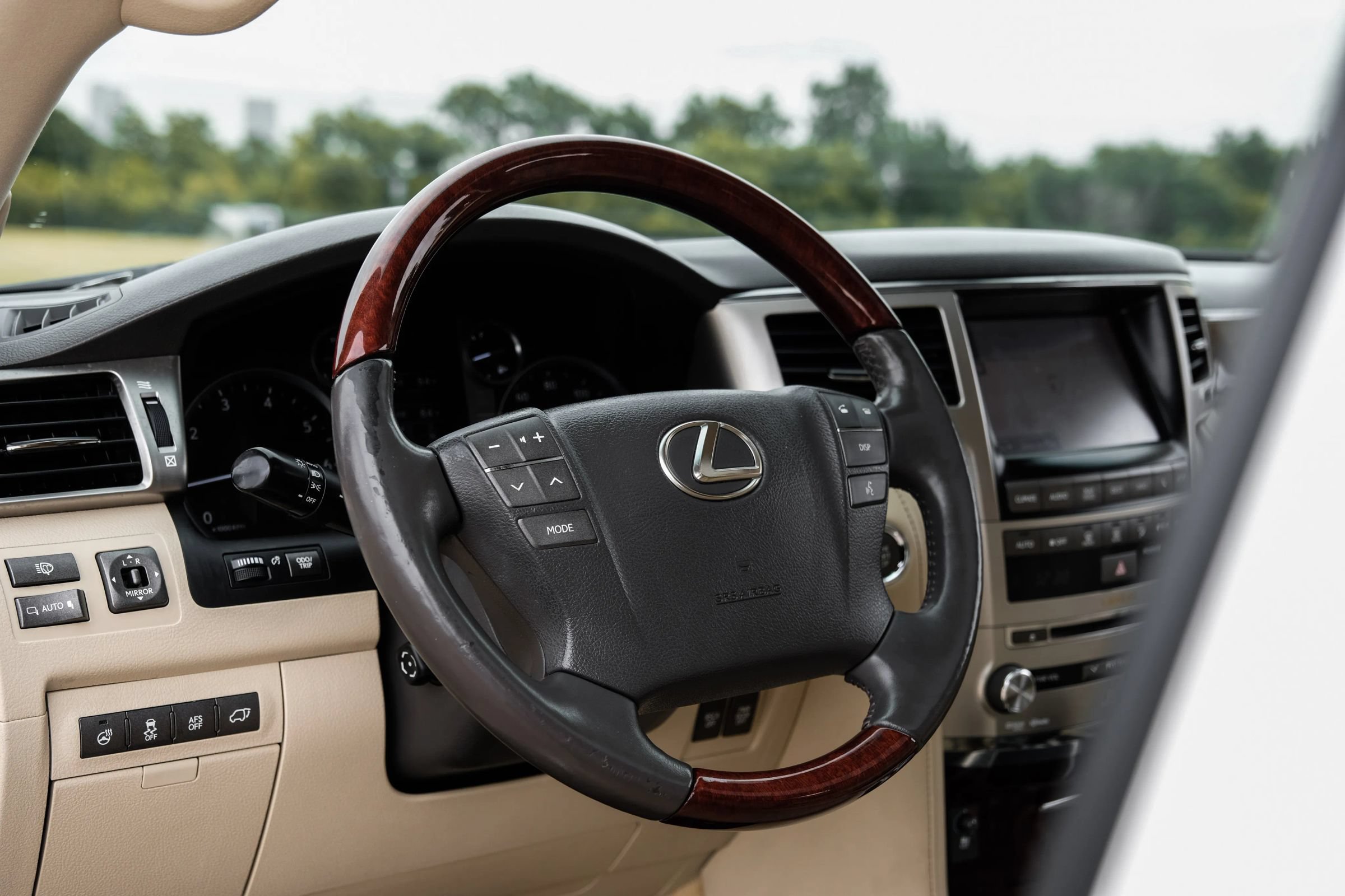 Used 2013 Lexus LX 570 4WD w/ Luxury Pkg image 19