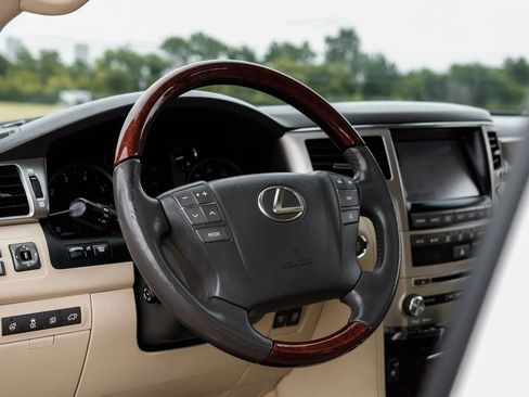 Used 2013 Lexus LX 570 4WD w/ Luxury Pkg image 19