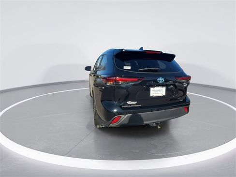 Used 2024 Toyota Highlander XLE image 7