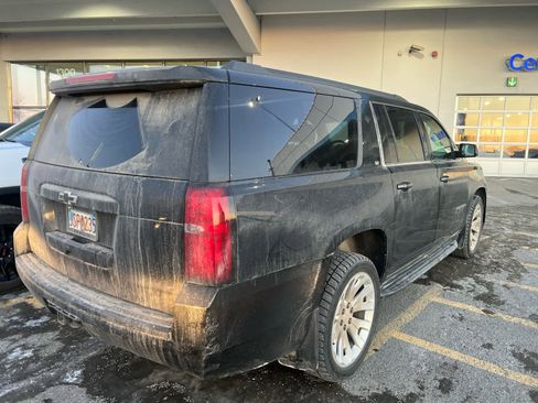 Used 2020 Chevrolet Suburban LT w/ Luxury Package image 4