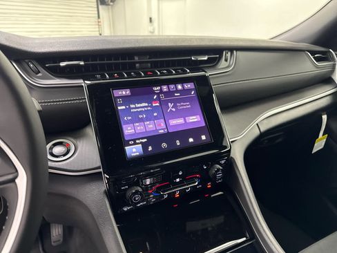 New 2025 Jeep Grand Cherokee Laredo w/ Luxury Tech Group I image 11