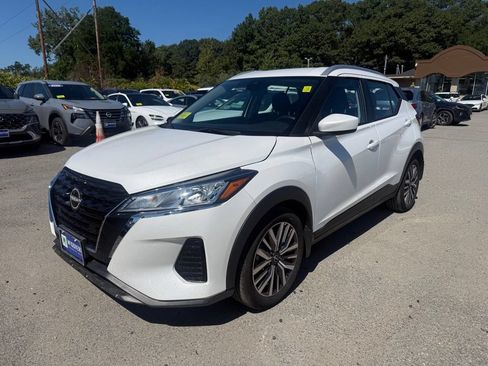 Used 2024 Nissan Kicks SV FWD image 2