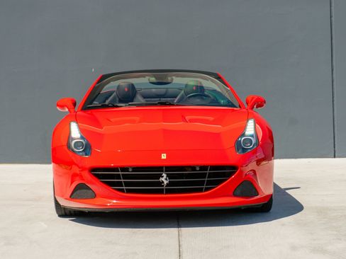 Used 2017 Ferrari California T RWD image 5