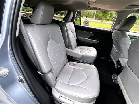 Used 2023 Toyota Highlander XLE AWD/4WD image 21
