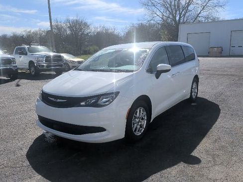 Used 2023 Chrysler Voyager LX FWD image 1