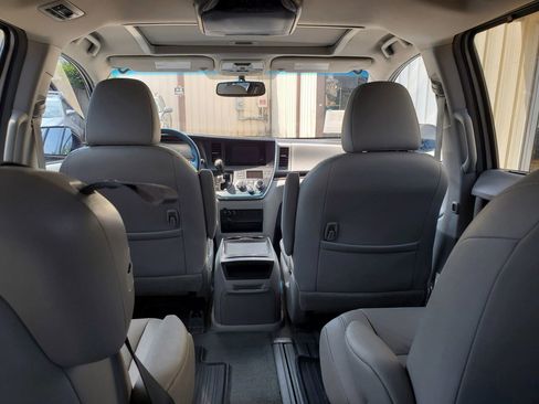 Used 2017 Toyota Sienna XLE w/ XLE Navigation Package FWD image 23
