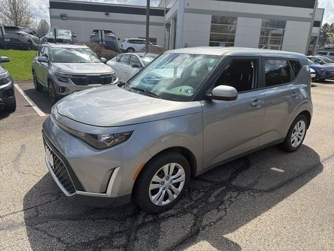 Used 2025 Kia Soul LX image 3
