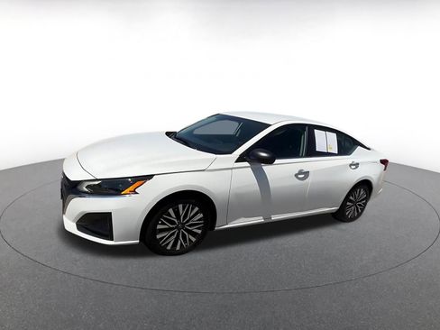 Used 2025 Nissan Altima 2.5 SV FWD image 8
