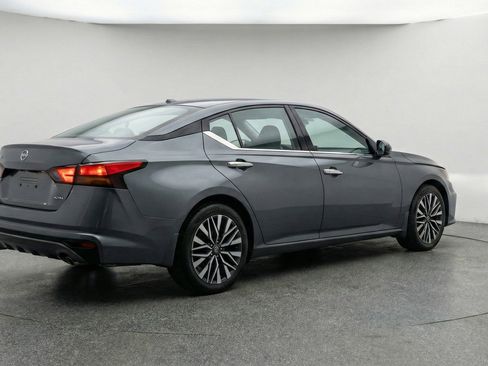 Used 2025 Nissan Altima 2.5 SV image 9