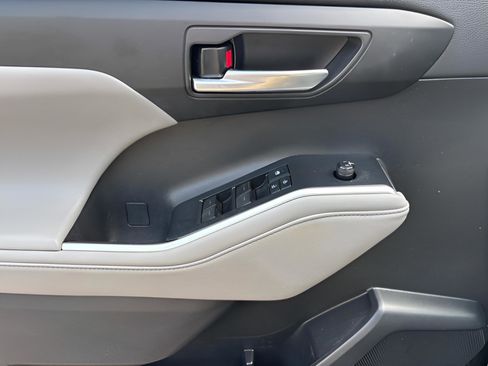 Used 2020 Toyota Highlander XLE image 33