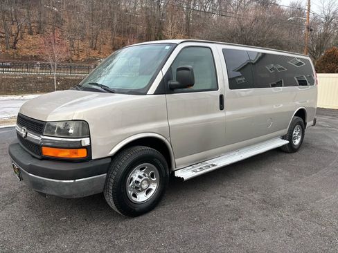 Used 2008 Chevrolet Express 3500 Extended Passenger w/ LT Preferred Equipment Group image 2